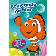 Brincando no mar